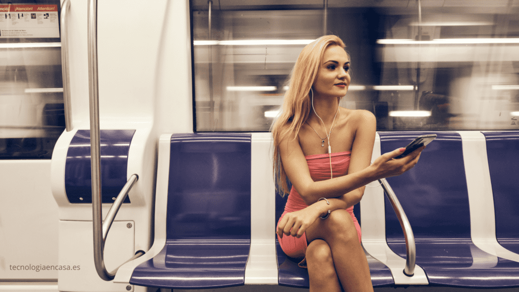 Una chica en el metro escuchando un audiolibro con la app de Audible