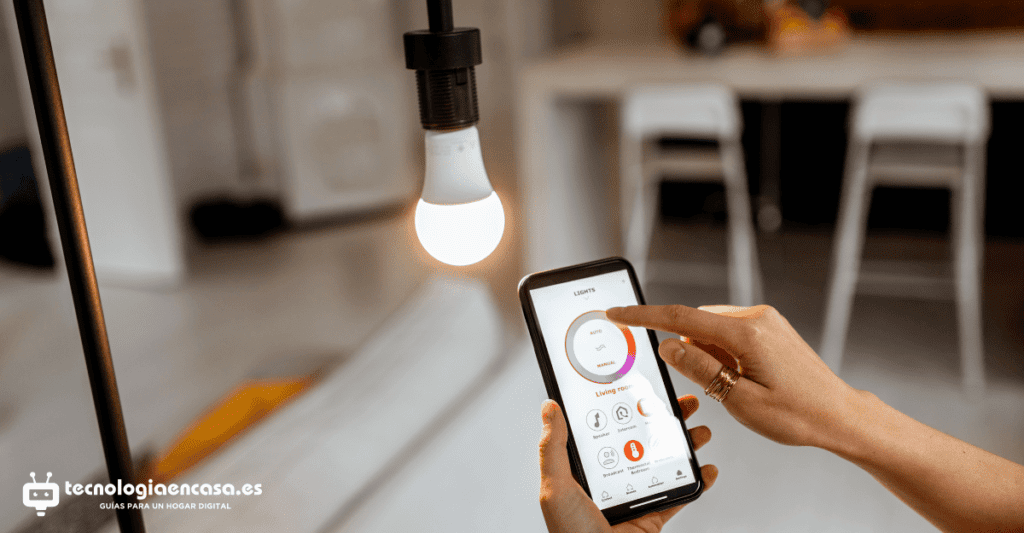 Persona utilizando una aplicación móvil para controlar la iluminación de su hogar, ajustando el brillo y color de varias habitaciones