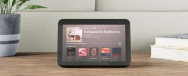 Dispositivo Amazon Echo Show mostrando la interfaz de Amazon Music, ideal para aprovechar las habilidades de Alexa como control de música, entretenimiento y gestión de hogar inteligente.