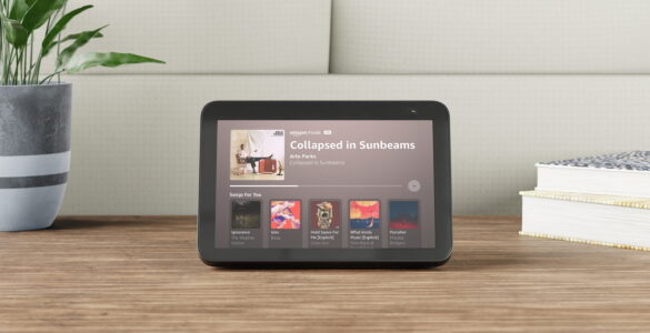 Dispositivo Amazon Echo Show mostrando la interfaz de Amazon Music, ideal para aprovechar las habilidades de Alexa como control de música, entretenimiento y gestión de hogar inteligente.