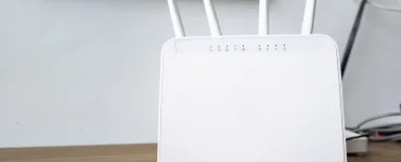 Router WiFi moderno de doble banda con cuatro antenas externas omnidireccionales sobre una superficie de madera.