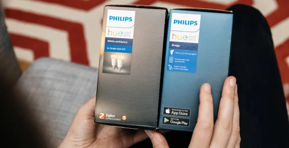 Probé 4 Protocolos Domóticos Durante 2 Años: Esto es lo que Funcionó (y lo que Fue un Desastre) 85 Cajas de bombillas Philips Hue con certificación Zigbee y Hue Bridge mostrando la diferencia entre dispositivos inteligentes y hub domótico necesario