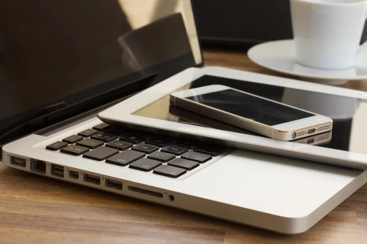 Copia de seguridad de un móvil Android o iPhone con nube y cable