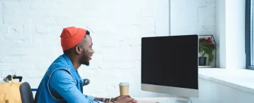 Monitor de ordenador en un escritorio de casa preparado para teletrabajo y uso mixto
