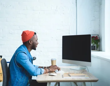 Monitor de ordenador en un escritorio de casa preparado para teletrabajo y uso mixto