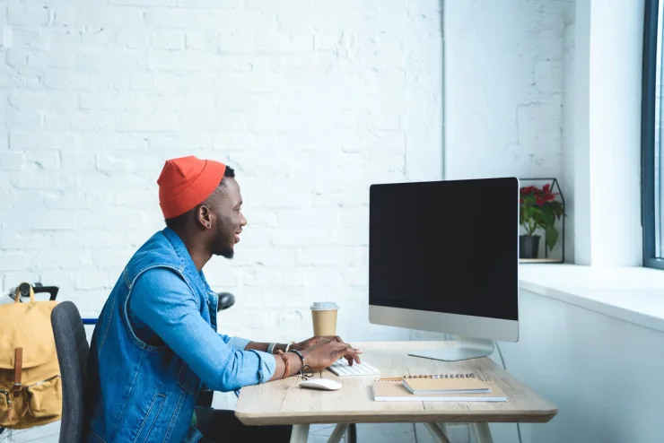 Monitor de ordenador en un escritorio de casa preparado para teletrabajo y uso mixto