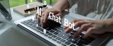 Manos escribiendo en un portátil con iconos de chatbot de IA superpuestos, como al crear Gemini Skills