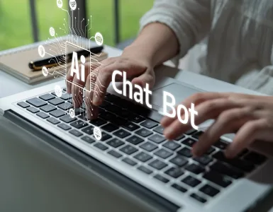 Gemini Skills: qué son, cómo usarlas con «/» y qué pasa con tus Gems 75 Manos escribiendo en un portátil con iconos de chatbot de IA superpuestos, como al crear Gemini Skills