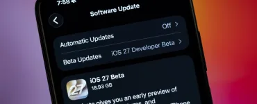 iPhone mostrando la pantalla de actualización de software con iOS 27, versión que incorpora la detección de riesgo de suplantación