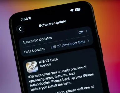 Cómo activar la Detección de riesgo de suplantación en iOS 27 (y por qué conviene) 75 iPhone mostrando la pantalla de actualización de software con iOS 27, versión que incorpora la detección de riesgo de suplantación