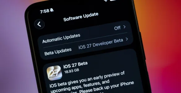 Cómo activar la Detección de riesgo de suplantación en iOS 27 (y por qué conviene) 84 iPhone mostrando la pantalla de actualización de software con iOS 27, versión que incorpora la detección de riesgo de suplantación