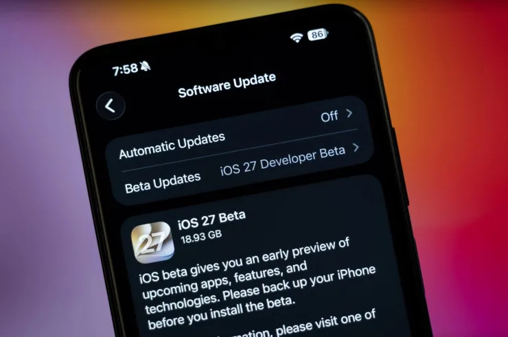 iPhone mostrando la pantalla de actualización de software con iOS 27, versión que incorpora la detección de riesgo de suplantación
