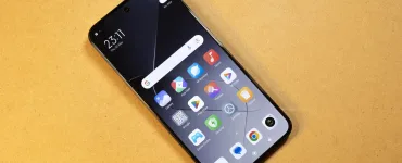 Móvil Android con almacenamiento lleno y opciones para liberar espacio