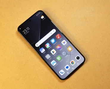 Móvil Android con almacenamiento lleno y opciones para liberar espacio