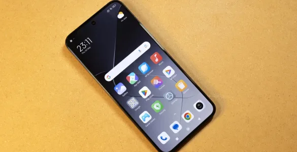 Móvil Android con almacenamiento lleno y opciones para liberar espacio