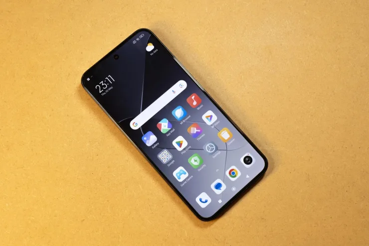 Móvil Android con almacenamiento lleno y opciones para liberar espacio