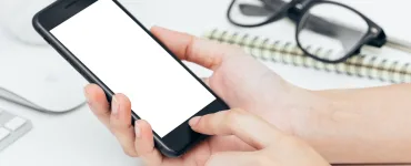 iPhone con almacenamiento casi lleno y opciones de iOS para liberar espacio