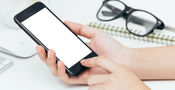iPhone con almacenamiento casi lleno y opciones de iOS para liberar espacio