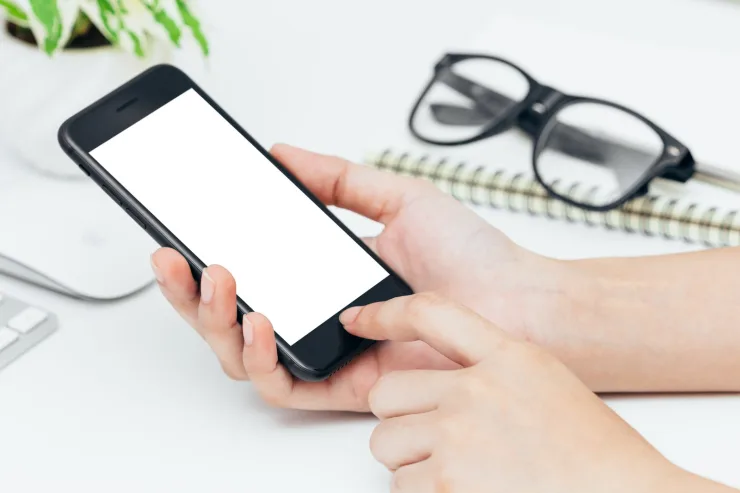 iPhone con almacenamiento casi lleno y opciones de iOS para liberar espacio