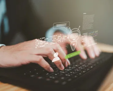 Asistente de IA estilo agente always-on con interfaz de chat sobre un portátil