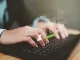 Asistente de IA estilo agente always-on con interfaz de chat sobre un portátil