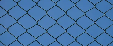 Cómo elegir un router mesh para casa: guía práctica sin humo 77 industrial chain link fence against blue sky