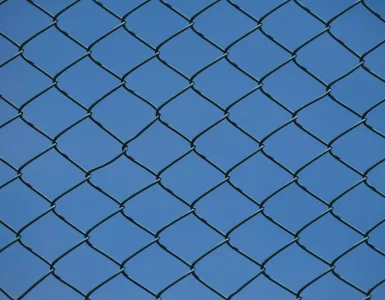 Cómo elegir un router mesh para casa: guía práctica sin humo 75 industrial chain link fence against blue sky