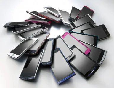 ¿Comprar móvil ahora, esperar o ir a reacondicionado? Guía 2026 74 Varios smartphones de distintos colores colocados en círculo sobre una superficie gris
