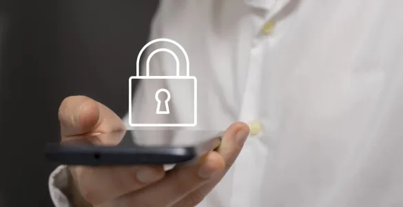 Mano adulta sosteniendo un smartphone con icono de candado, metáfora de privacidad y controles parentales en WhatsApp