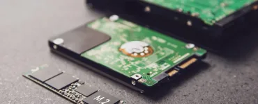 SSD vs HDD: diferencias y cuál elegir para casa 78 Comparativa visual de un SSD de estado sólido y un disco duro HDD sobre un escritorio de teletrabajo